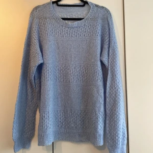 Ljusblå stickad tröja - Superfin ljusblå stickad tröja. Det finns ingen lapp på och jag tror den är handgjord. Den är oversized för mig som vanligtvis har S/M så den är nog L/XL