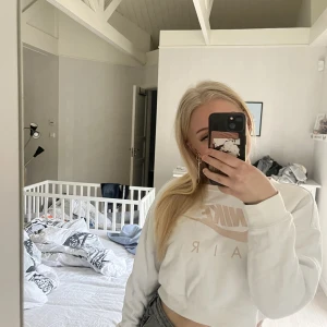 Nike Air croptop - Använt 1 gång så den är som ny. Skicket är som nytt! Säljer pga jag inte använder den.