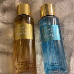 Hej! Jag säljer två olika Viktoria secret parfymer! 🫶🏼 båda kostar 99kr styck☺️ på tredje bilden så kan ni även se hur mycket som finns kvar i dom💜💗 den gula är i doften ”Cocounut Passion💛” och den blåa är i doften ”Aqua kiss💙” skriv vid interesse💓💓💓🪐💫