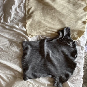 Zara tröja - INTESSEKOLL på mina stickade t-shirt från zara. Helt oanvända. Köpt för 200kr tillsammans. Tryck inte på köp nu, hör av er vid frågor❤️