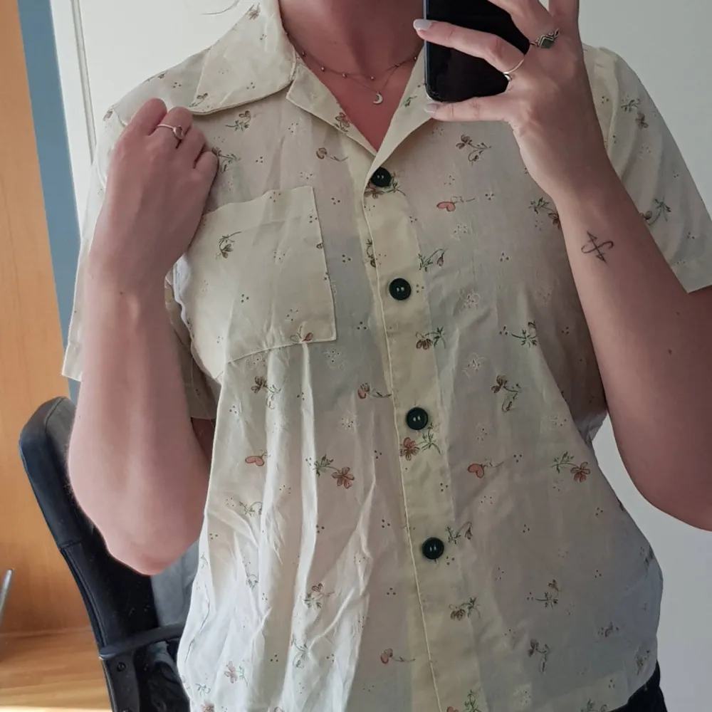 Söt, blommig blus. Köpt på vintage butik i Australien.. Blusar.