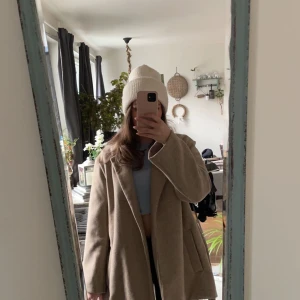 Kappa  - Beige kappa från only   Inköpt för 539kr   Endast använd några få gånger   Storlek L men passar även mindre