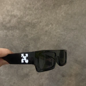 Off white glasögon  - Off white solglasögon, jävligt feta problemt är tappat bort boxen 