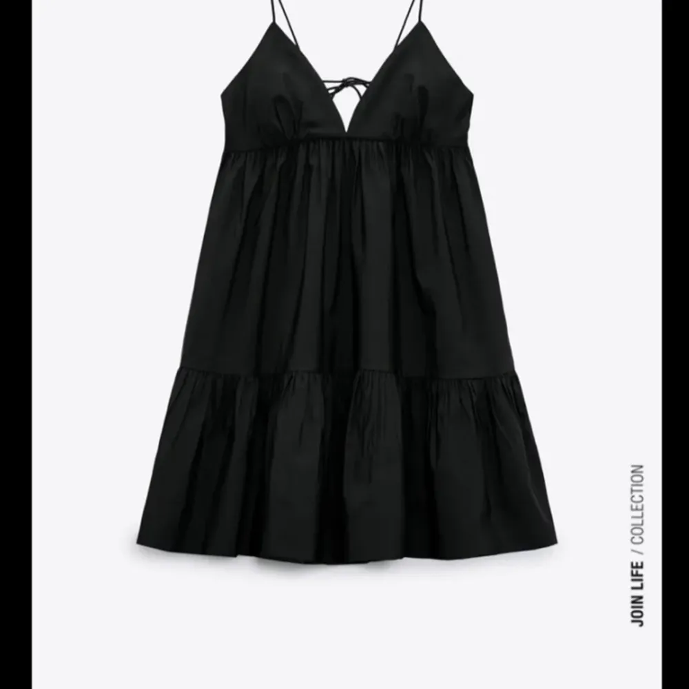 Säljer denna zara klänning som är fåtal gånger använd, storlek s. Säljer pga att den inte passar längre. En super snygg klänning som är enkel o styla men ändå snygg😻 💓FINNS KVAR Så länge den inte är markerad som såld!! . Klänningar.