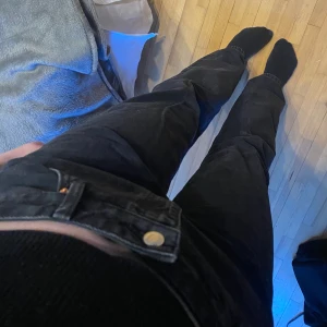 Midwaist Jeans - Midwaist Jeans ifrån Bershka i storlek 38💓 Jag är ca 177cm lång och dessa är perfekta i längden, säljer pga att jag inte får någon användning av dem💓 Har ett par likadana i storlek 40 också!