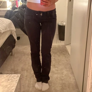 Lågmidjade byxor - Lågmidjade tygbyxor, straight från pepe jeans.  