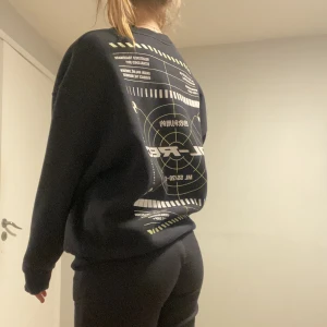  Tröja med tryck   - Svart tröja med tryck från madlady🥰  (Vet inte riktigt vad som hände med ljuset på andra bilden☺️)  