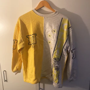 Gulvit sweatshirt! - Vintage sweatshirt, passar storlek S-M men som man ser är den kort i armarna och lång till överkroppen, kan funka som en oversized tröja bara!