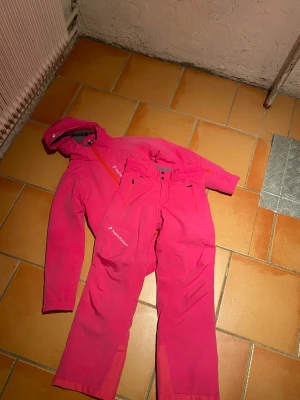 Skiddress från peak performance  - Använd några gånger och är fortfarande i mycket bra skick.