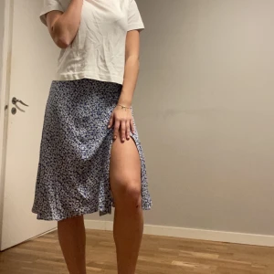 Blommig kjol - Säljer denna blommiga kjolen med slits 🫶🏻