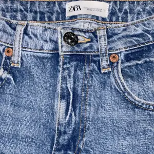 🦋Ljusblåa jeans  🦋Köpt på Zara  🦋hög midjade  🦋Stl 34 🦋Pris 100kr 🦋Modell straight