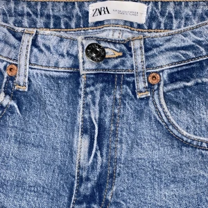 Ljusblåa jeans - 🦋Ljusblåa jeans  🦋Köpt på Zara  🦋hög midjade  🦋Stl 34 🦋Pris 100kr 🦋Modell straight