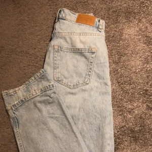 Blåa Jeans - Säljer dessa fina jeans men hål på knäna från Gina tricot då dom ej kommer till användning. Nästan aldrig använd, så i väldigt bra skick. Köpte dom för 600kr, pris går att diskutera!