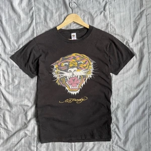Vintage Ed Hardy y2k T-Shirt - En Ed Hardy T-Shirt i storlek M och i bra kondition, köpt på Grailed men när den kom vad den tydligen en womens tee så säljer vidare den här.   Tar emot offers  Skicka gärna frågor ifall det finns så svarar jag med glädje 👍 