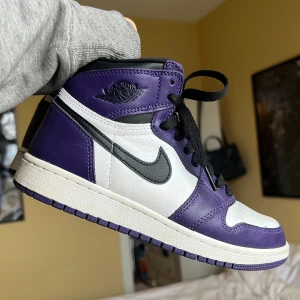 Air jordan 1 court purple - Skitfräscha air jordans 1 high tops, väldigt fint skick. Sällsynta. Passar storlek 36-37.5. Hör av er vid frågor!