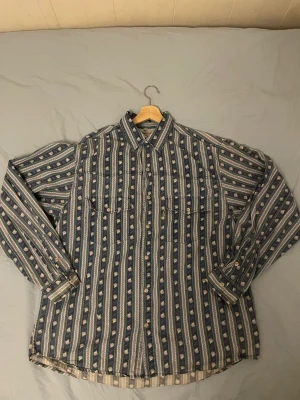 Mönstrad skjorta - Blå skjorta i bra skick! Lite oversized, storlek L. Köpare står för frakt