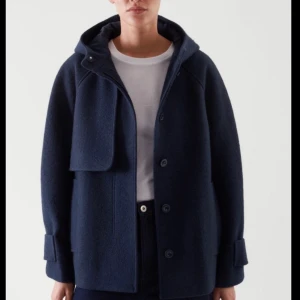 Cos Kappa blå - Intressekoll! Säljer nu min cos kappa, super bra skick!❤️