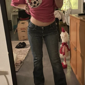 lowrise bootcut jeans - vintage lowrise jeans från old navy köpta i New York. bra skick, knappt använda. Midjemått: 36cm tvärs över. Innerbenslängd: 73cm