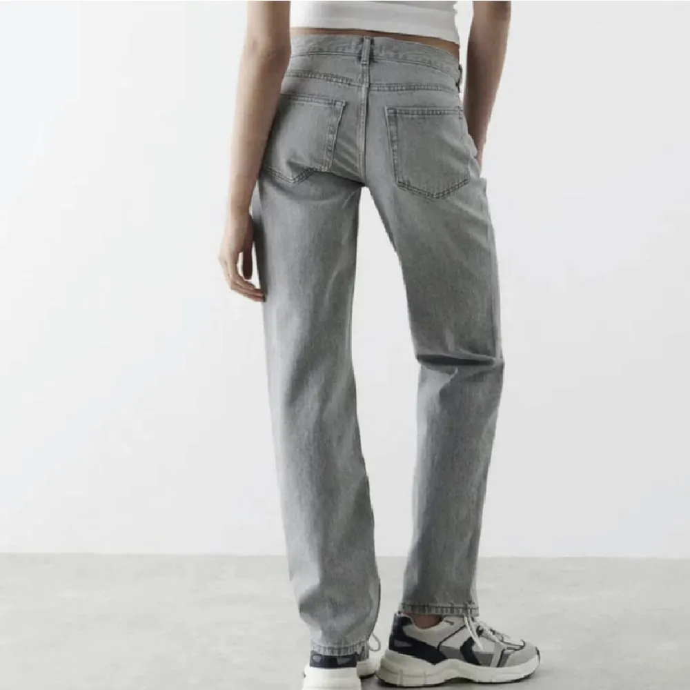 Säljer ett par trendiga gråa byxor från Gina Tricot. Ordinarie pris på hemsidan 500 jag säljer för 200. Har dessa byxor i både 32 och 34, det är bara att skriva vilken du vill ha.Kontakta vid intresse💕. Jeans & Byxor.