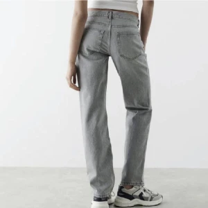 Low waist jeans  - Säljer ett par trendiga gråa byxor från Gina Tricot. Ordinarie pris på hemsidan 500 jag säljer för 200. Har dessa byxor i både 32 och 34, det är bara att skriva vilken du vill ha.Kontakta vid intresse💕