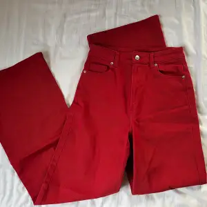 Röda twillbyxor från H&M, hög midja och raka, vida ben. Finns motsvarande byxa på hemsidan, men detta är en utsåld färg. Aldrig använda, men borttagen prislapp.  Nypris: 199kr. 