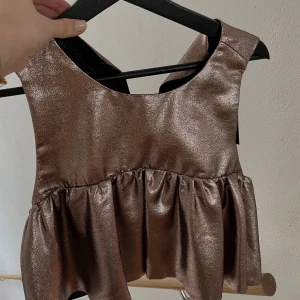 Zara festtopp  - Jättefin festtopp från Zaras fest collektion!   Säljer då den helt enkelt inte kommer till användning ❤️