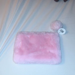 Pennskrin  - Detta pennskrin har legat i mitt rum sen jag var 6 år gammal så nu tänkte jag att någon annan sötis kunnde få den😘❤️