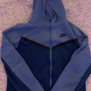 Nike tech fleece - Blå Nike kofta i storlek m 