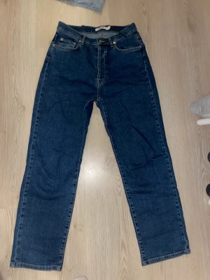 Mörkblå jeans  - Aldrig använda 