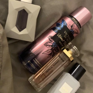 Parfymer  - 1 helt ny parfym från ariana grande, 2 från victorias secret och en från bi•es. Skriv privat så kan jag skicka hur mkt de är kvar och vad dom doftar. Säljer ariana parfymen för 100kr o dom andra för 50 för vill bara bli av med dom❤️