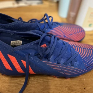 Fotbollsskor  - Säljer ett par nästan helt oanvända, snygga fotbollsskor från adidas. Köpta för 900kr. Frakt räknas inte med i priset. Först till kvarn!