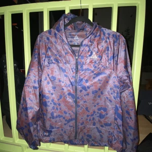 Nike ACG jacka - Använd några gånger, som ny! Väldigt tunn perfekt för typ sommar kvällar 