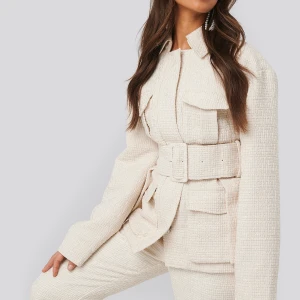 Jacka i tweed med skärp - Säljer denna jackan /blazern i tweed från nakd❤️ aldrig använd! Köpt för 700kr