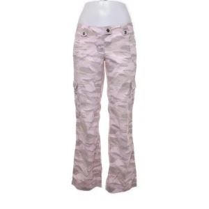 Rosa cargo pants - Jätte fina rosa kamouflage cargo pants från sellpy jag köpte för 500, som jag aldrig har använt då de är för små. Märket är buffalo. Bilderna är från sellpy så skriv för fler!💓