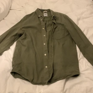 Zara skjorta - En grön skjorta från zara  Nypris 499kr Skick 10/10  