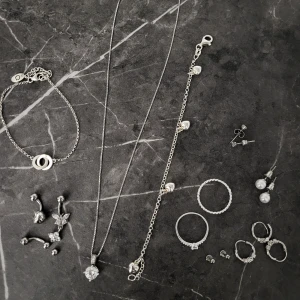 Silversmycke paketpris - Silversmycke paketpris. Armbanden, halsband plus den ena ringen är i äkta silver.