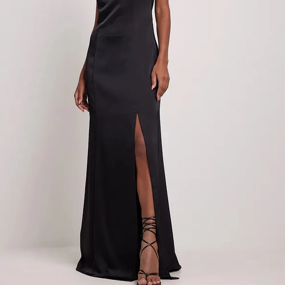 Supersnygg svart klänning med slits och öppen rygg! Använd en gång och nypris 600  Victoria waldaus kollektion för nakd. Klänningar.