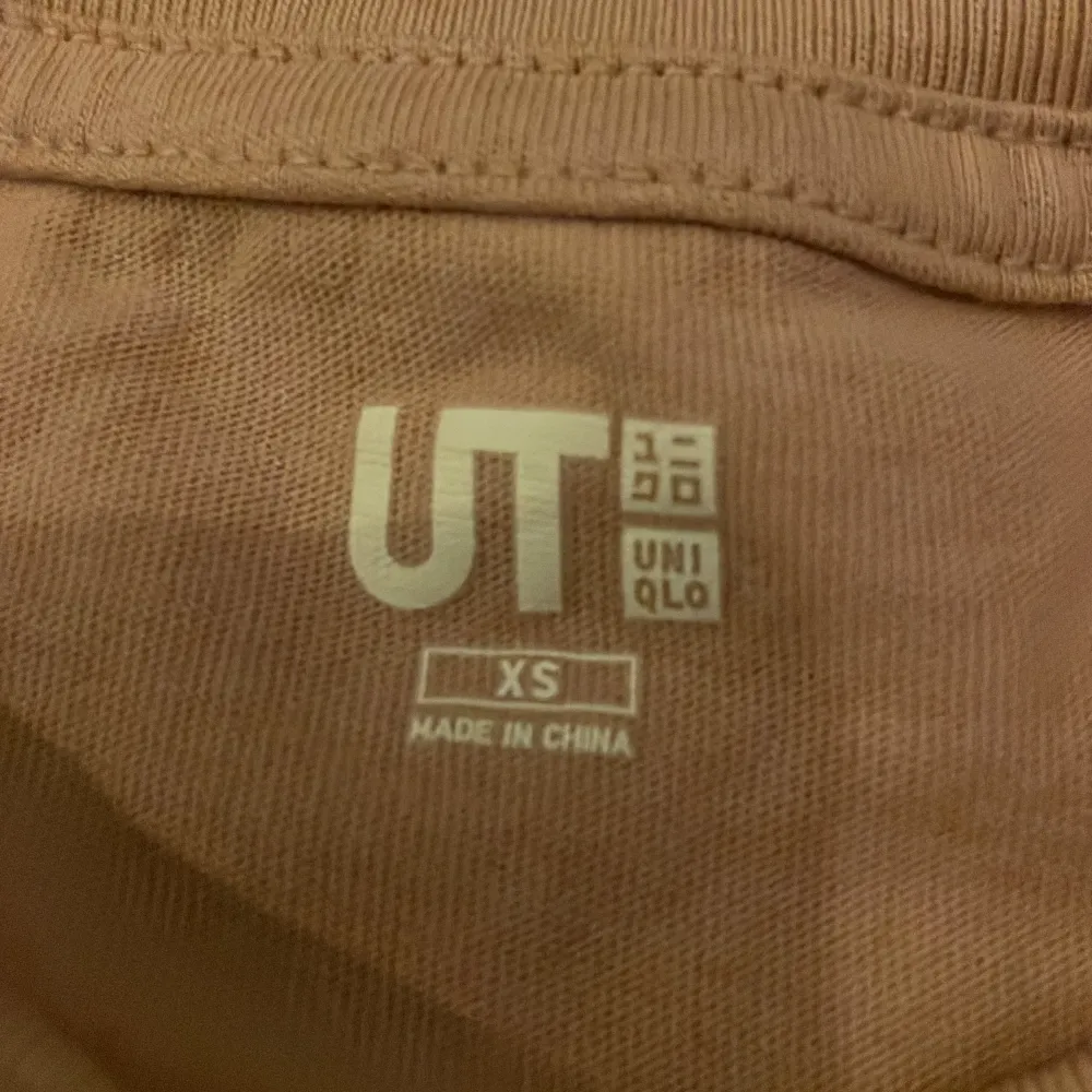 Ljus rosa anime t-shirt från uniqlo, storlek xs men sitter som S, nytt skick, säljer pga den inte kommit till användning, Köparen står för frakt❤️❤️❤️. T-shirts.