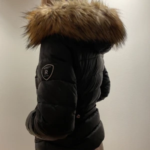 Rock and blue jacka - En fin vinterjacka som är sparsamt använd. Den är inte trasig eller har några hål i sig. Köpte den för ca 2000kr, öppen för prisförslag!Kom privat för några frågor!☺️