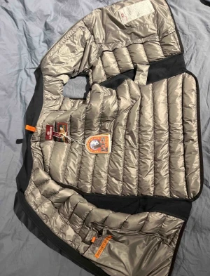 Parajumper väst - Helt ny köpt på nk, kvitto finns alla lappar sitter på, använd en gång då jag testade den men insåg att den inte passade.