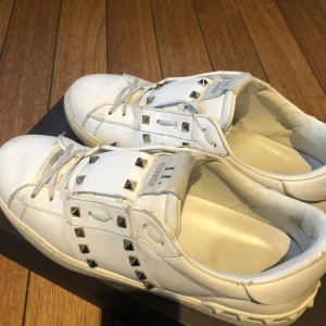 Valentino Rockstud sneaker - Säljare mina VLTNs som är i mycket bra skick!  Size 44 Frågor? Hmu! 2100 All in👊🏼 Är du snabb så är priset inte hugget i sten! 