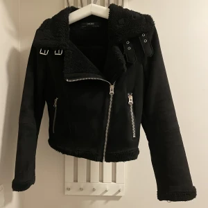 Zara jacka - Svart jacka från zara i mockaimitation med teddyfoder. Välanvänd men inga större skavanker, hör av dig om du har frågor eller vill se mer bilder!