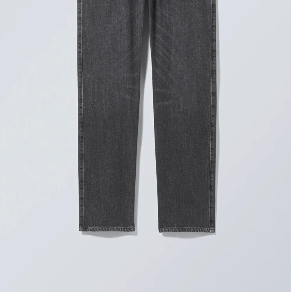 Fina lågmidjade jeans från weekday🤍🤍. Jeans & Byxor.