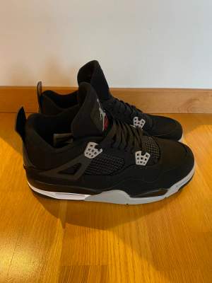 Jordan 4 black Canvas reps. Aldrig använda pågrund av för stora. Pris går att diskuteras 🤝ingen box tyvärr 