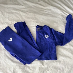 Womens best gym waer💙 - Blå/lila tränings sätt i jätte skönt material, finns hål för tummarna!! Använd 3 gånger