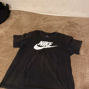 Nike t-Hirt  - Svart nike t hirt, är lite solbränd, men säljer den för bara 50kr