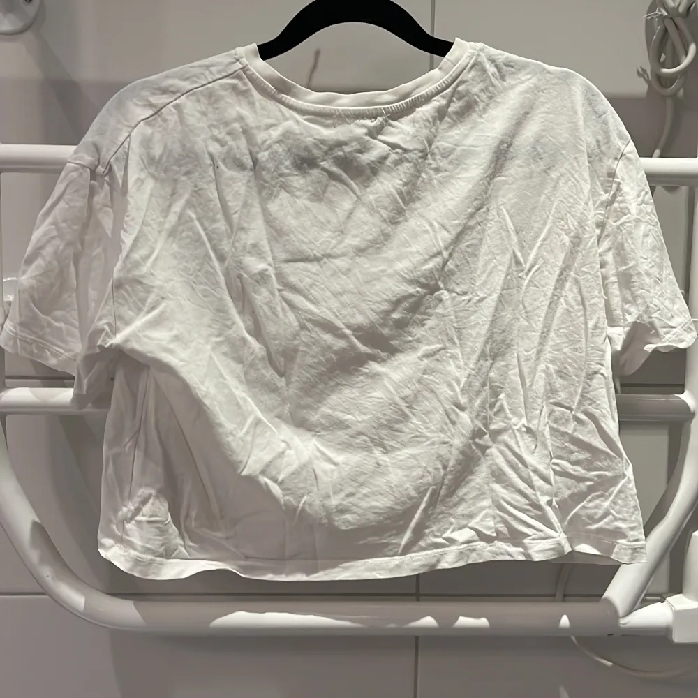 Fin tröja ganska mycket använda men endå bara skick. har dock ett litet hål bak💕köparen står för frakten . T-shirts.