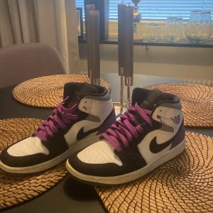 JORDAN 1 "VARSITY PURPLE" MID - Jordan 1 mid, boxen finns plus svarta snören ingår, skriv för mer bilder, pris går att diskutera vid snabb afärr