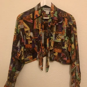 80tals skjorta i silke  - Vintage 80-tals skjorta i 100% silke. Storlek S/M och pris är 200kr. Skriv gärna om du vill ha fler bilder/detaljer! 