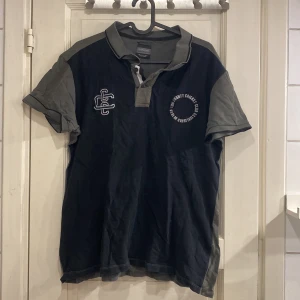 Pikétröja från Zara - Pikétröja från Zara Man, strl L. Tunt material, skön till våren/sommaren